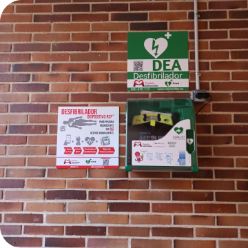 Desfibrilador externo semiautomático instalado en la calle